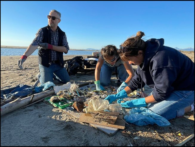 Des bénévoles classant les déchets collectés sur la plage de Bocca di Serchio