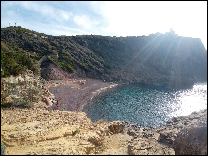 Cala del Leone, une petite crique de galets entre les falaises