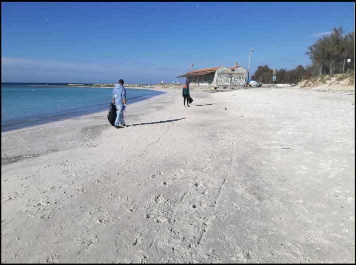 Plage de Lillatro, avec des bénévoles ramassant des déchets le long du rivage